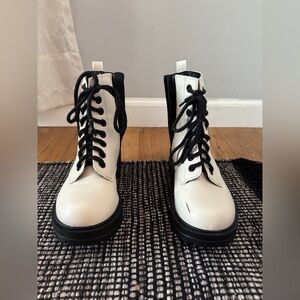 Soda brand White Combat Boots – Size 7.5 (good condition)